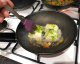Foto del paso 4 de la receta: Bacalao con salteado de espárragos y gambas