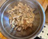 A picture of step 4 of Easy Chicken Chow Mein.