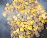 Foto langkah ke 4 dari resep Sambel Goreng Kentang Hati Sapi.