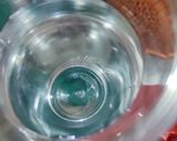 Foto langkah ke 2 dari resep Infused Water Strawberry Grape.