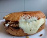 Foto del paso 8 de la receta: Sándwich🥯de cebolla🧅y tocineta🥞 caramelizada🥓con queso🧀en pan de almojábana🥯