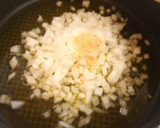 Foto del paso 4 de la receta: Merluza guisada en salsa de langostinos