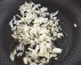 Foto del paso 2 de la receta: Coditos con atún en lata a la diabla