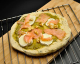 Foto del paso 6 de la receta: Pizza de salmón con salsa pesto