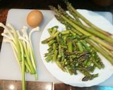 Foto del paso 1 de la receta Tortilla de espárragos trigueros y ajetes tiernos