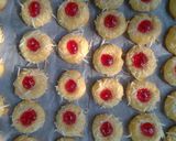 Foto langkah ke 3 dari resep Strawberry Cheese Thumbprint Cookies.