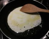 صورة لخطوة 2 من وصفة طريقة مختلفة للبيض المقلي 🍳
