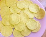 Hình bước làm 2 của món Bánh bột mì nguyên cám giòn mix salad