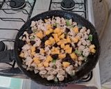 Foto del paso 5 de la receta: Tarta agridulce de pollo y durazno con ciruelas pasas