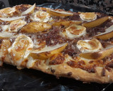 Foto del paso 4 de la receta: Coca de pera, queso y cebolla caramelizada