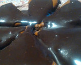 Foto del paso 7 de la receta: Tarta de chocolate con dulce de leche y baño de chocolate
