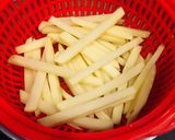 Hình bước làm 1 của món Khoai tây lắc phô mai