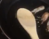 Foto del paso 4 de la receta: Salteado de alcachofas con gambas y jamón