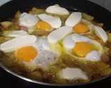Foto del paso 12 de la receta: Sartén de patatas, huevos y salchichas con queso mozarella