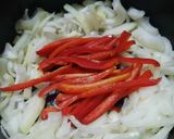 Foto del paso 2 de la receta: Chorizos con morrón, tomate y cebolla