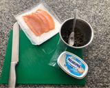 Foto del paso 1 de la receta: Bagel de Salmón Ahumado con queso crema y cabra