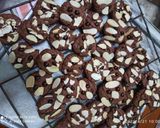 Foto langkah ke 5 dari resep Almond Choco Cookies.