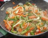Foto del paso 3 de la receta: Plumas integrales con verduras a la soja y almendras