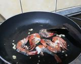 Foto langkah ke 2 dari resep Mie carbonara udang bakso.