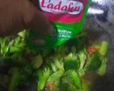 Foto langkah ke 5 dari resep Tumis Brokoli Bawang Putih.