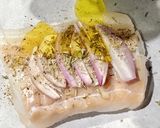 Hình bước làm 2 của món Papillote De Cabillaud - Cá Tuyết Gói Giấy Đút Lò Với Lá Thơm Provence & Dầu Olive