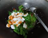Foto langkah ke 4 dari resep Tumis buncis telur asin.