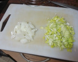 Foto del paso 4 de la receta: Tortilla de papas con cebolla y puerro sofrito y ensalada