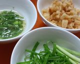Hình bước làm 3 của món Bánh đa đỏ trộn tôm cua