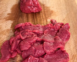 A picture of step 1 of Stir-Fried Beef with Celery (牛肉炒芹菜).