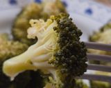Foto del paso 2 de la receta: Brócoli al vapor sin vaporera by Andrea 🥰 + tronquitos de brócoli al gomasio 🥦 1 planta, 2 recetas