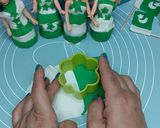 A picture of step 1 of Ready-made cupcakes with Fondant topper independence day theme.