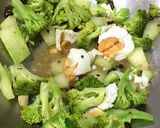 รูปขั้นตอนการทำที่ 3 ของ บรอกโคลีผัดไข่เค็ม