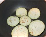 A picture of step 5 of Aubergine chips / baingan bhaja / Pan Chips.