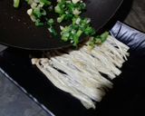 Foto langkah ke 8 dari resep Paengi Beoseot Bokkeum (팽이버섯 볶음) Tumis Jamur Enoki Korea.