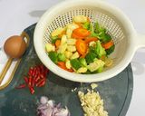 Foto langkah ke 1 dari resep Tumis Brokoli Wortel Telur.