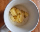 Foto del paso 3 de la receta: Mug cake de piña y coco en microondas