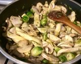 Foto del paso 5 de la receta: Pechuguitas con repollitos de Bruselas y champiñones