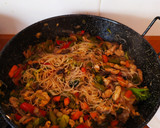 Foto del paso 5 de la receta: Wok de verduras con pavo, conejo y fideos de arroz