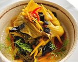 Hình bước làm 3 của món Dưa cải chua om riềng & rong biển