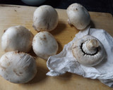 Foto del paso 1 de la receta: Salchichas, champiñones, puré y espinacas