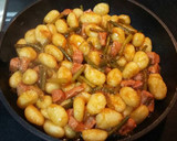 Foto del paso 4 de la receta: Ñoquis con ajetes y atún fresco