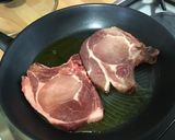 Une image de l'étape 6 de Côtes de porc aux tomates, ail rose et fanes de navets.
