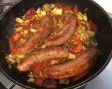 Une image de l'étape 7 de Saucisses aux tomates, courgette blanche et herbes aromatiques.