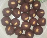 A picture of step 3 of Peanut Biscuit pops.