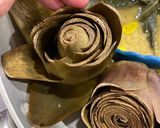 Foto del passaggio 4 della ricetta Carciofi a fiore 🌹 in padella