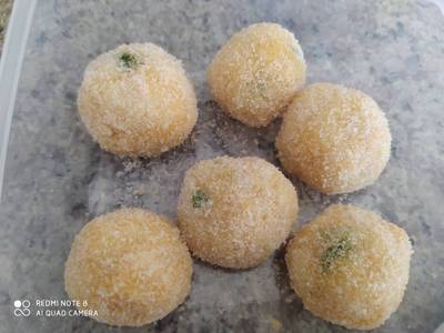 Croquetas de patatas y atún con salsa de tomate