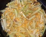 Foto langkah ke 4 dari resep Tumis sayur labu jagung.