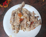 Foto del paso 6 de la receta: Chuletas de cerdo adobadas con puré de papas, guisantes y salsa