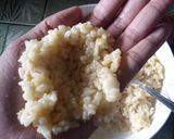 Foto langkah ke 2 dari resep Bola-bola nasi simple.