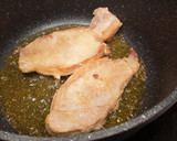 Foto del paso 1 de la receta: Chuletas de cerdo en salsa